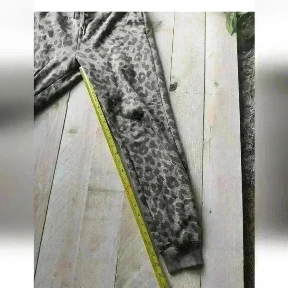 Old Navy Leopard Print Gray Mid Rise Street Jogger Drawstring Sweats Size XS - Picture 7 of 7